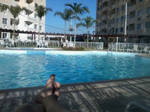 relaxando piscina