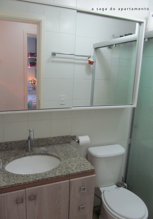  Banheiro: Armário superior com espelho duplo e portas de correr  a
